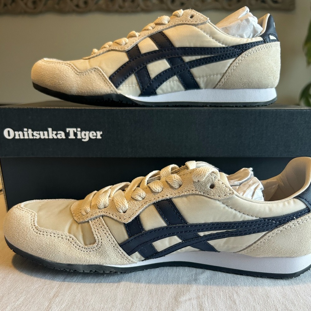 Onitsiuka Tiger SERRANO tennis shoes.